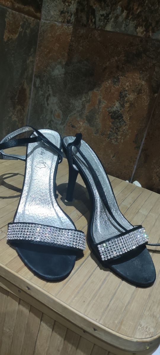 Sandalia negra tacón de salón