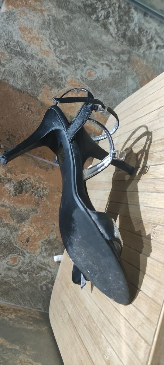 Sandalia negra tacón de salón