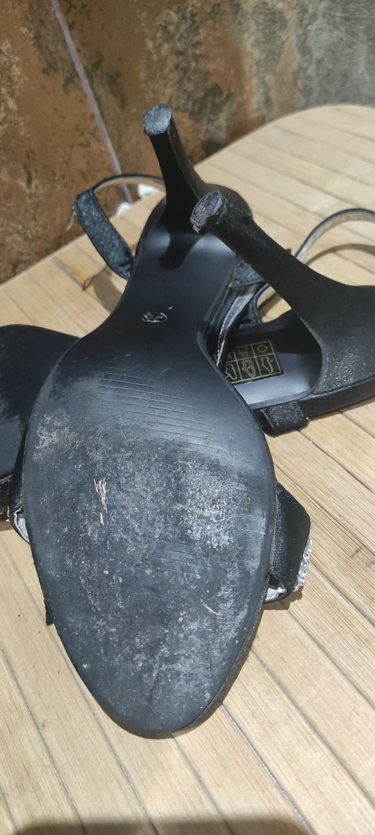 Sandalia negra tacón de salón