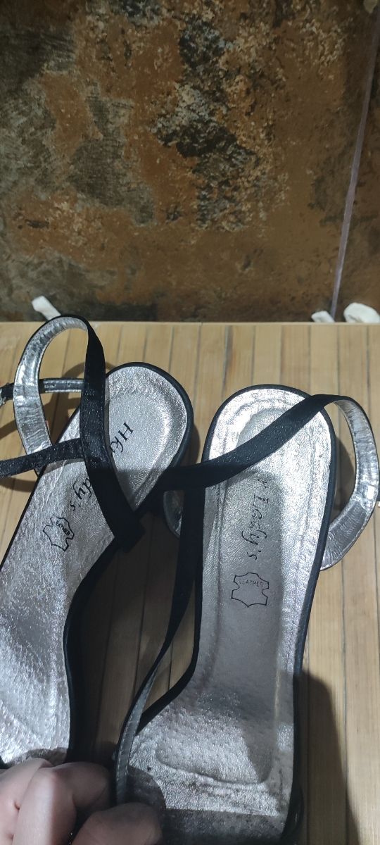 Sandalia negra tacón de salón