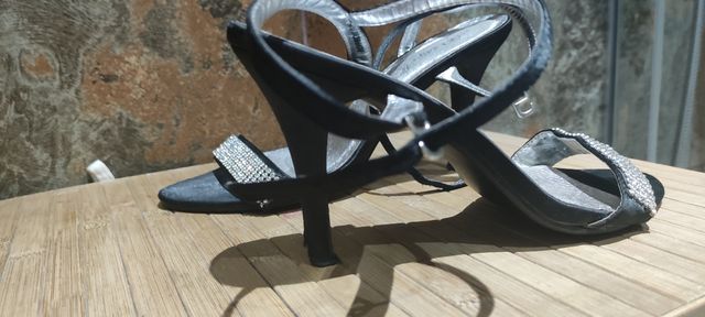 Sandalia negra tacón de salón