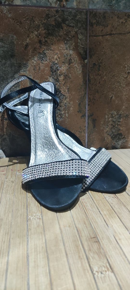 Sandalia negra tacón de salón