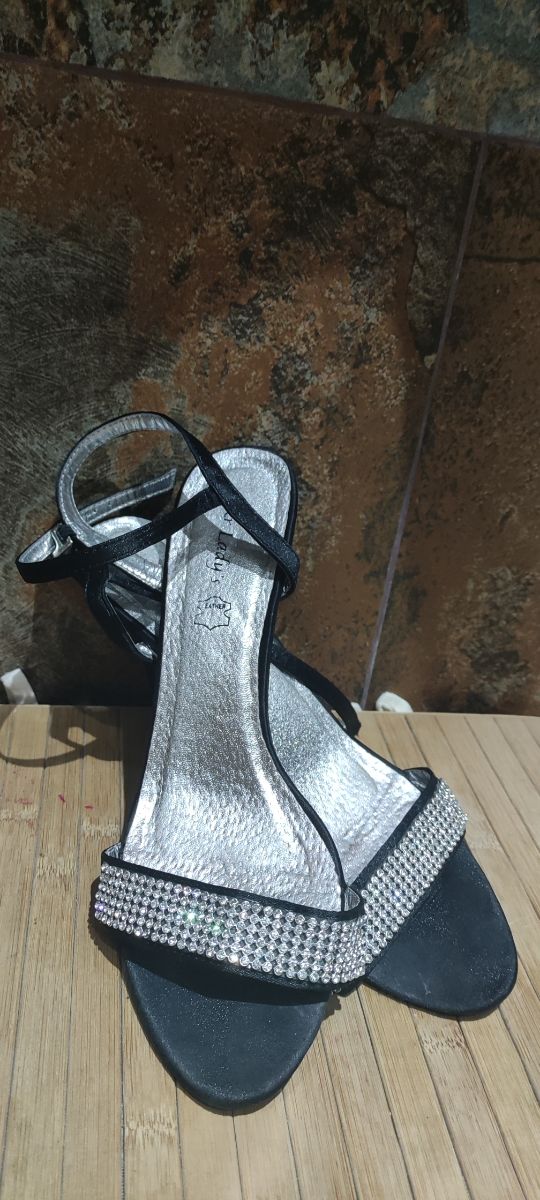 Sandalia negra tacón de salón