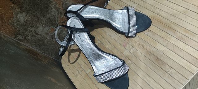 Sandalia negra tacón de salón