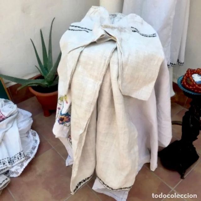 ANTIGUO VESTIDO  DE LINO BORDADO A MANO 