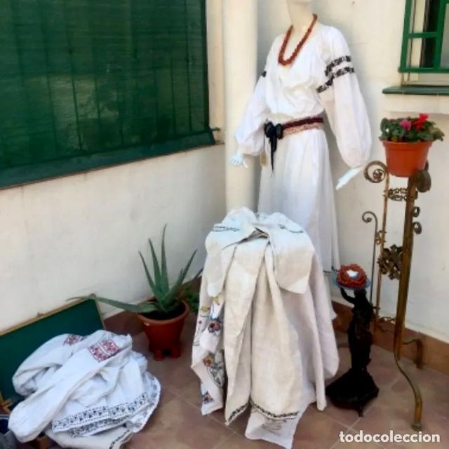 ANTIGUO VESTIDO  DE LINO BORDADO A MANO 