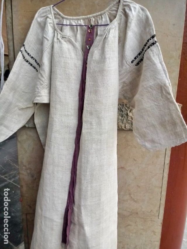 ANTIGUO VESTIDO  DE LINO BORDADO A MANO 