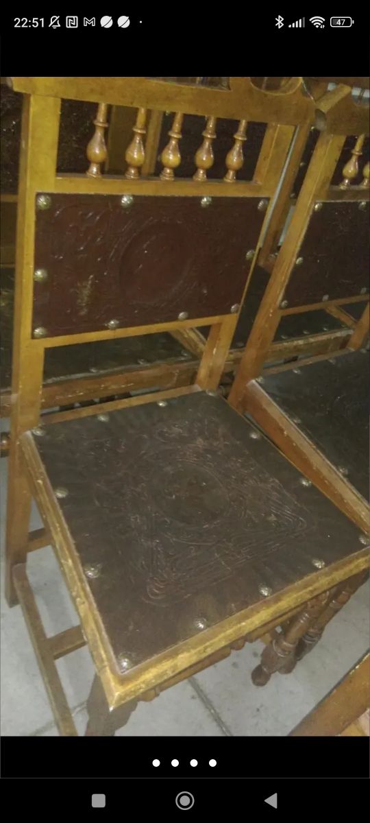 Sillas de cuero repujado