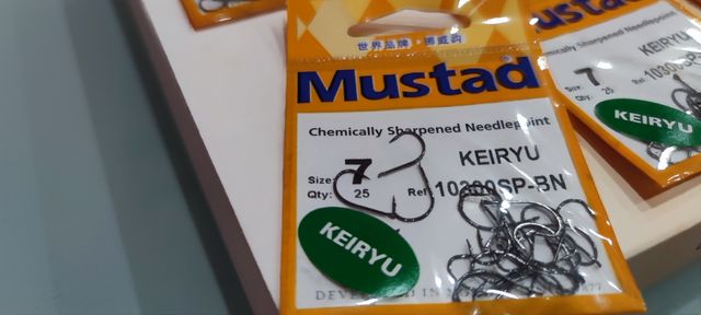 ANZUELOS X8 Nº7 MUSTAD MODELO KEIRYU CARBONO.