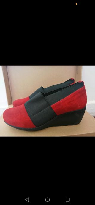 Zapatos Wonders serraje rojo.
