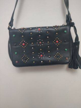 Bolso negro con detalles coloridos