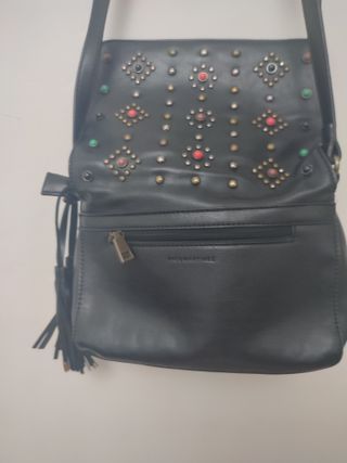 Bolso negro con detalles coloridos