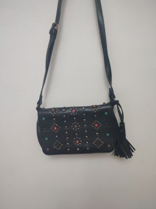 Bolso negro con detalles coloridos