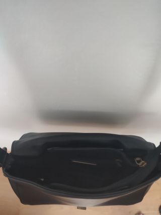 Bolso negro con detalles coloridos