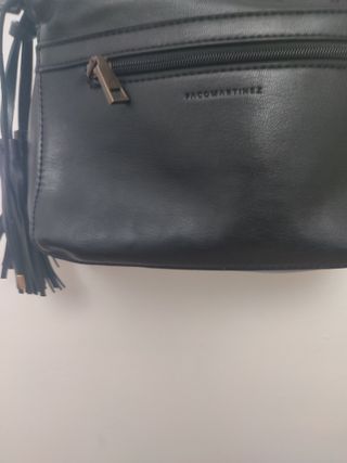 Bolso negro con detalles coloridos