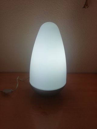 Lámpara de mesa con forma de huevo
