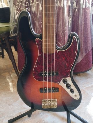 Bajo Fender squier frettless.