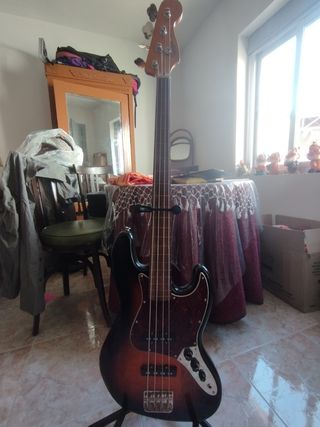 Bajo Fender squier frettless.