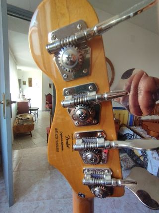 Bajo Fender squier frettless.