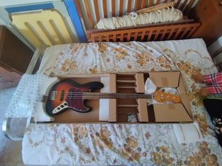 Bajo Fender squier frettless.