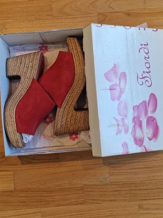 Sandalias cuña serraje rojo