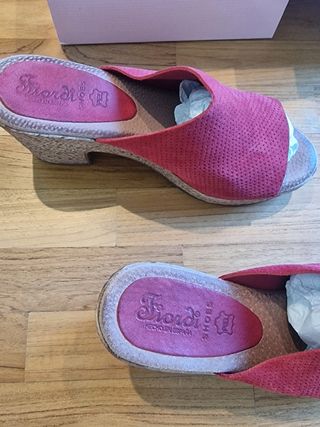 Sandalias cuña serraje rojo