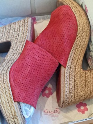 Sandalias cuña serraje rojo