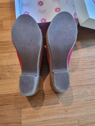 Sandalias cuña serraje rojo