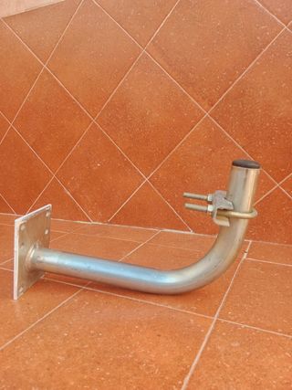 Soporte pared para Antena Parabólica