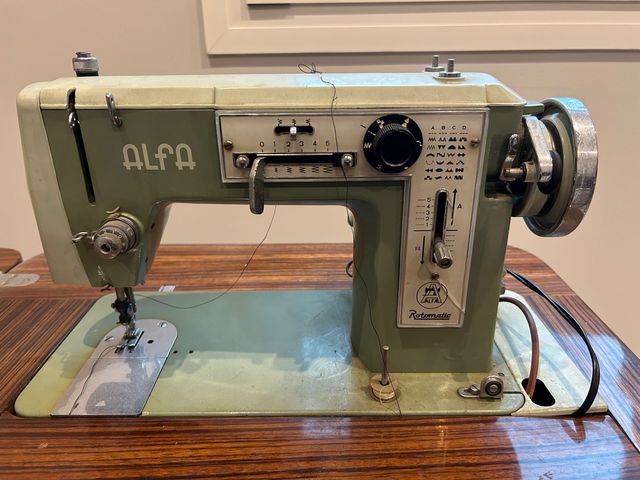 Vecchia macchina da cucire con i suoi mobili (funziona)