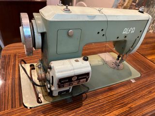 Máquina de coser antigua con su mueble (funciona)