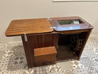 Máquina de coser antigua con su mueble (funciona)