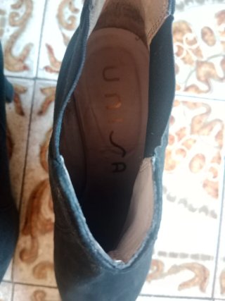 Botines negros Unisa chelsea antelina talla 39