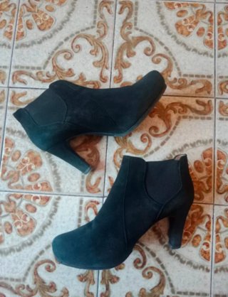 Botines negros Unisa chelsea antelina talla 39