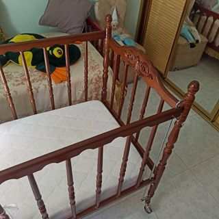 Cuna, colchón, chichonera y sabanas