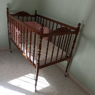 Cuna, colchón, chichonera y sabanas