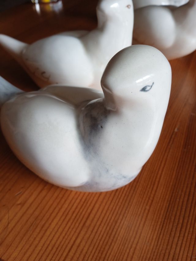 Pájaros de porcelana blanca