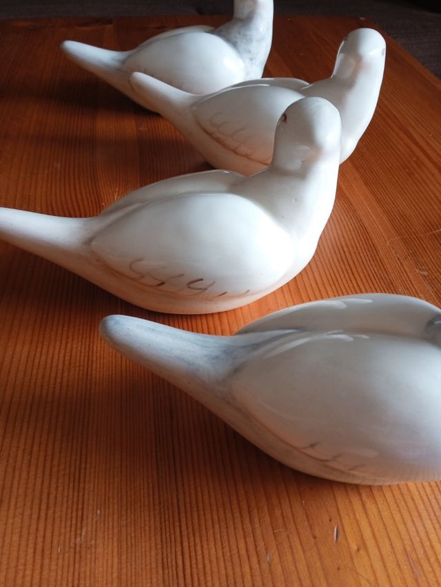 Pájaros de porcelana blanca