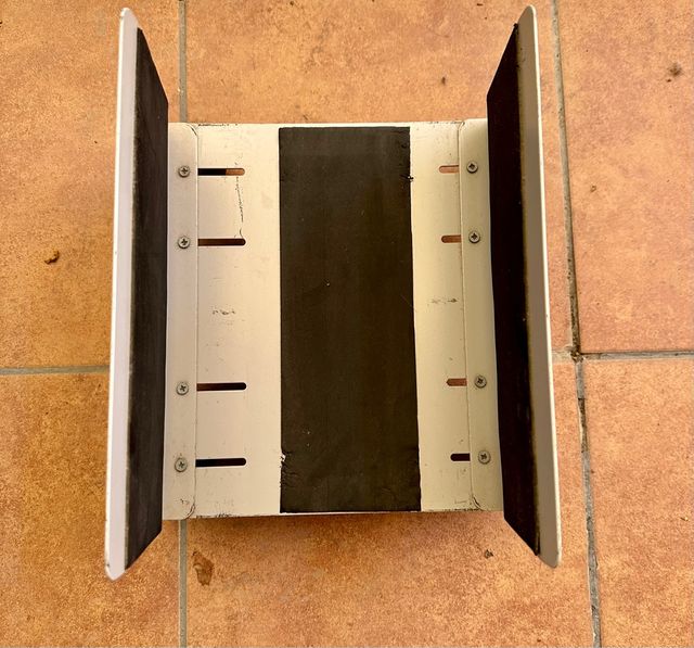 Soporte con ruedas para torre de ordenador