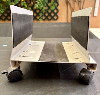 Soporte con ruedas para torre de ordenador
