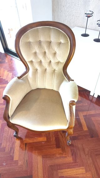 Butaca antigua de estilo victoriano