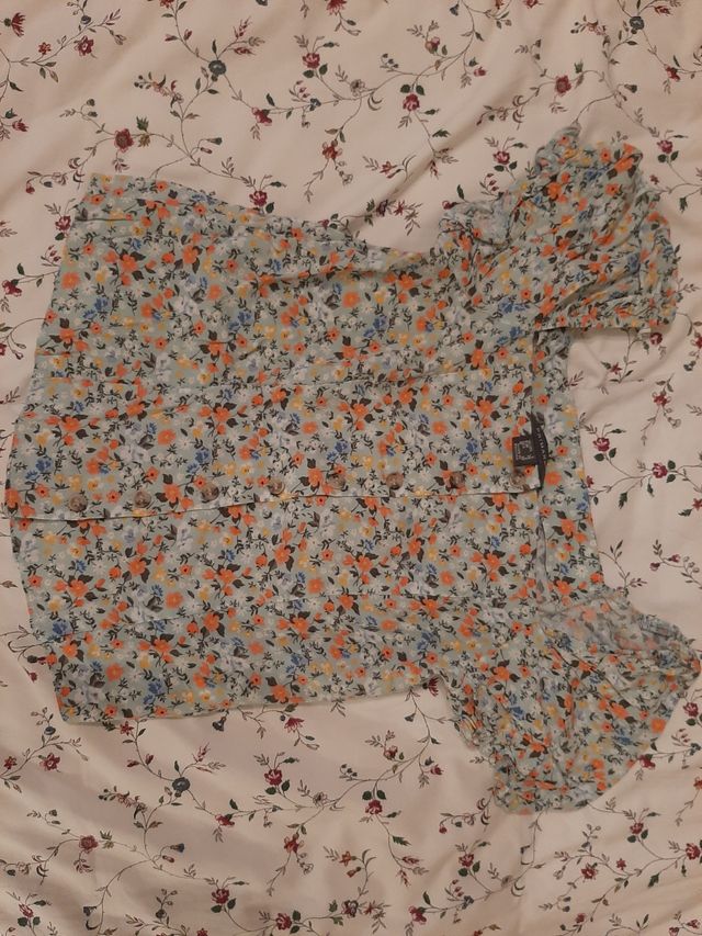 Camisa floral y con botones