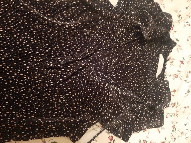 top negro con flecos y lunares rosas