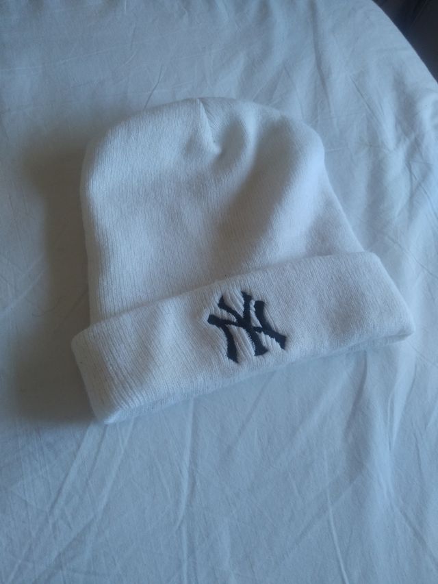 gorro NY, sudadera Nike