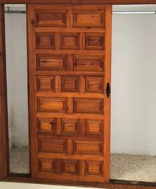 Puerta de madera maciza