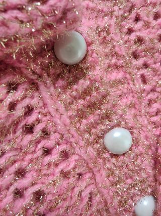Cárdigan rosa de punto con botones perla