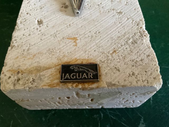 Jaguar Leaper pisapapeles