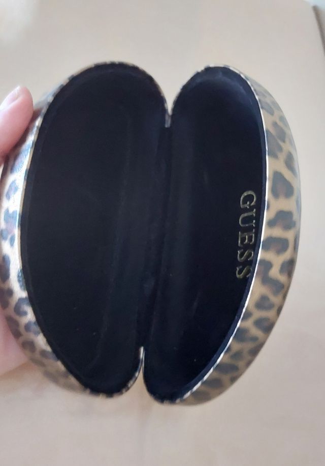 Funda de gafas de sol Guess