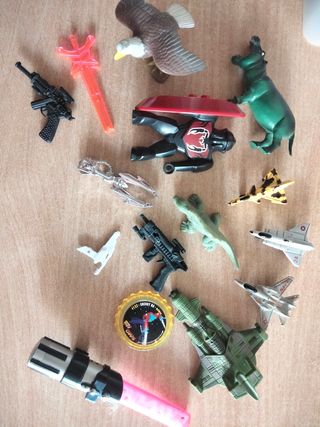 Juguetes antiguos y kinder sorpresa