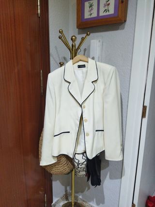 Chaqueta blanco roto con filoa azul mari